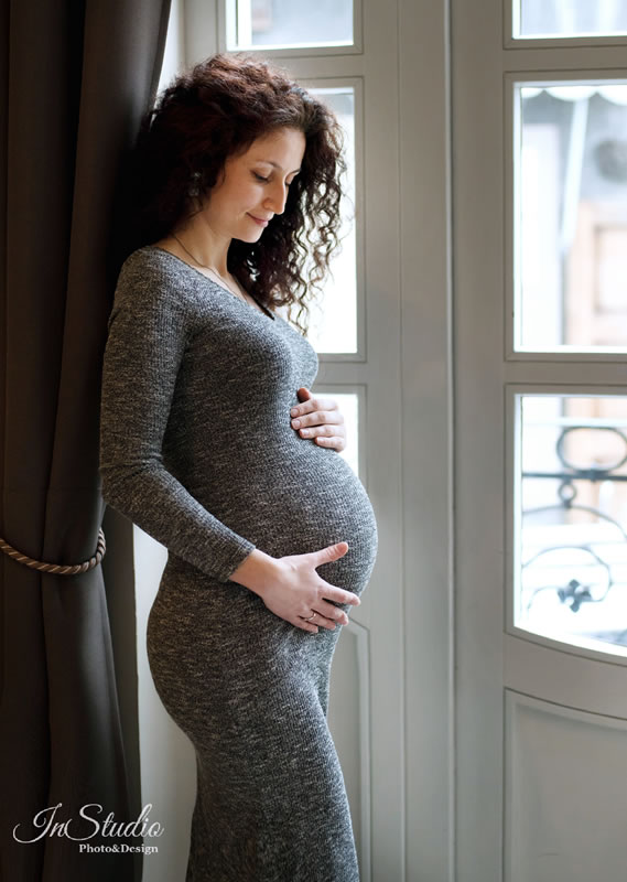 Нежный стильный фотосет беременной